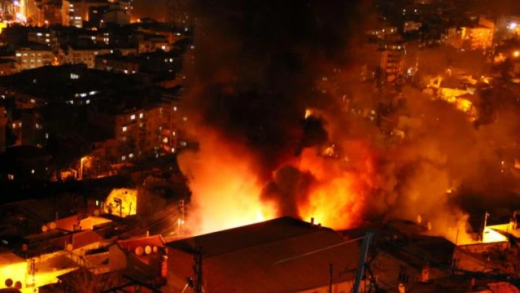 Manisa'da ev yangını