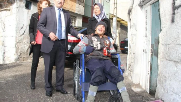 Suriyeli engelliye tekerlekli sandalye yardımı