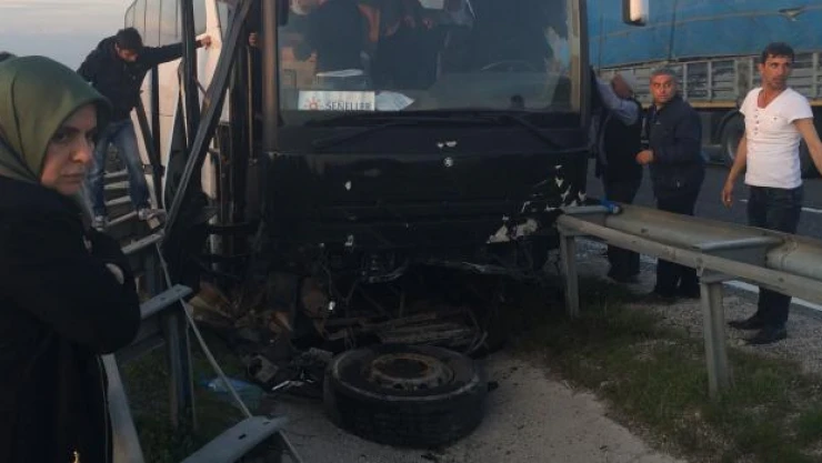 Eskişehir'de otobüs refüje çarptı: 2 yaralı