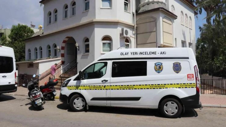 Namaz kılma bahanesi ile girdiği camiden bilgisayar çaldı