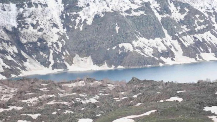 Nemrut Krater Gölü'nde iki mevsim bir arada