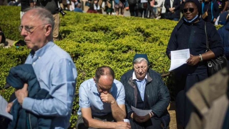 Notre Dame'in önünde 'Kutsal Cuma' töreni