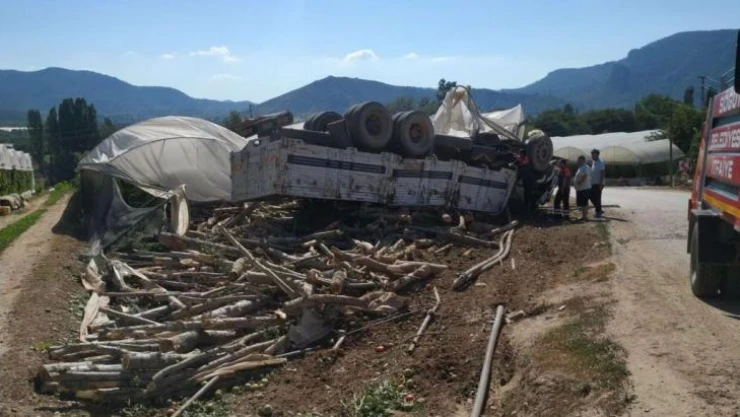 Odun yüklü kamyon seraya devrildi: 2 yaralı