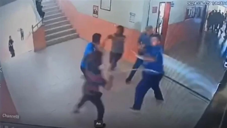 Öğrenci yakınları okul müdürü ve hizmetliyi zincirle darbetti