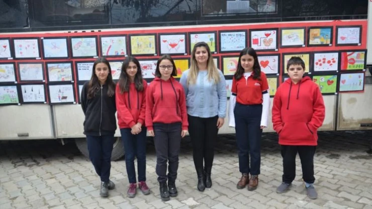 Öğrenciler kan bağışına hazırladıkları kliple destek verdi