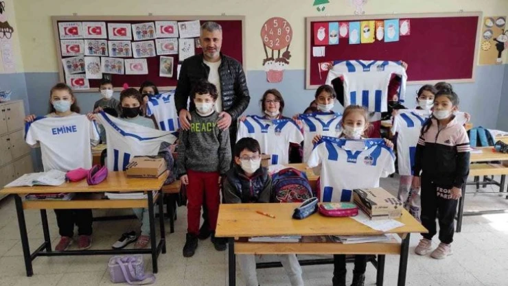 Öğretmen Başkan'dan mektupla forma isteyen minik öğrencilere sürpriz
