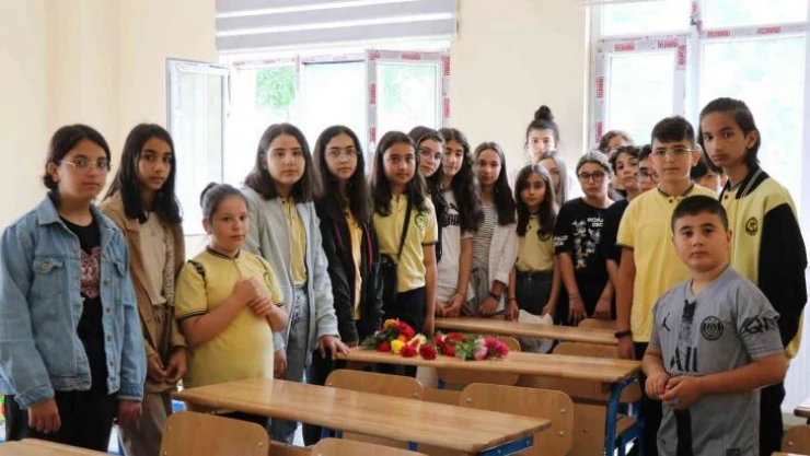 Ölen arkadaşları için çam ağacı dikip sırasına karanfil bıraktılar
