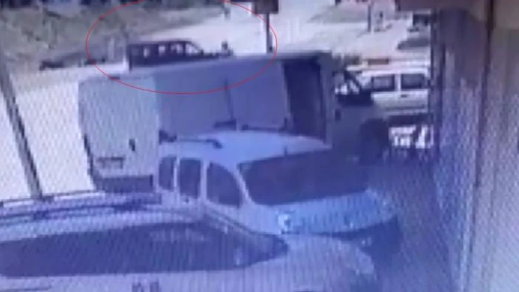 Ölen moto kuryenin kaza anı güvenlik kamerasında