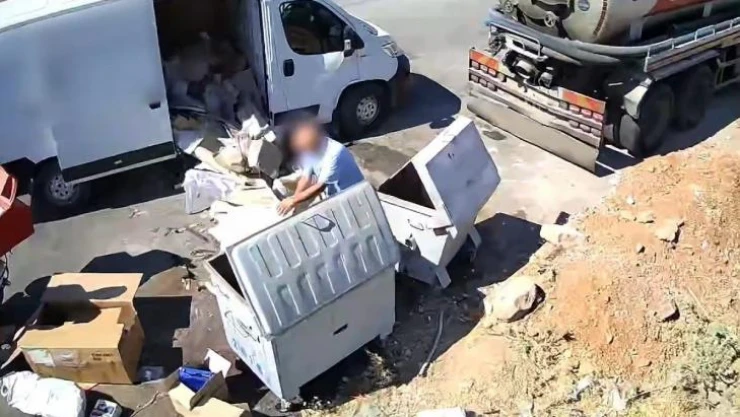 Önce attı, kameraya yakalanınca geri topladı