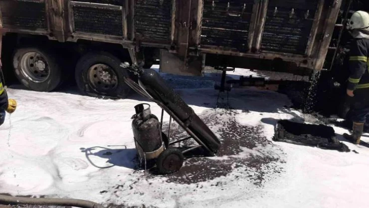 Oto sanayi sitesinde oksijen tüpü patladı: 2 ağır yaralı