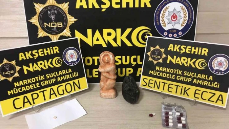 Otobüsteki yolcunun üzerinden uyuşturucu hap ve heykel çıktı