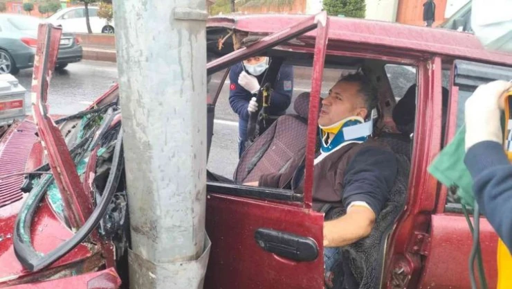 Otomobil aydınlatma direğine çarptı: 1 yaralı