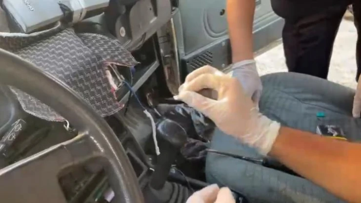 Otomobil ızgarasındaki uyuşturucu jandarmanın gözünden kaçmadı