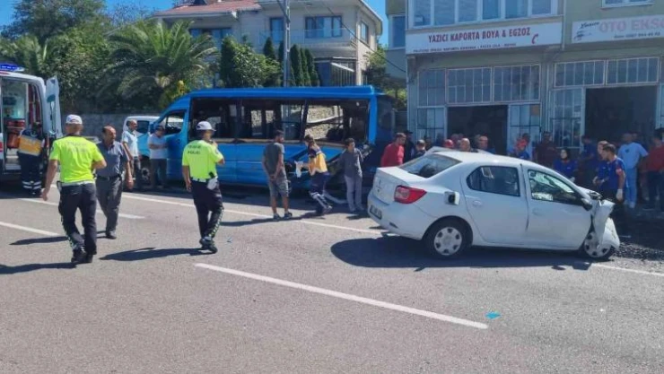 Otomobil minibüse çarptı: 1 ölü