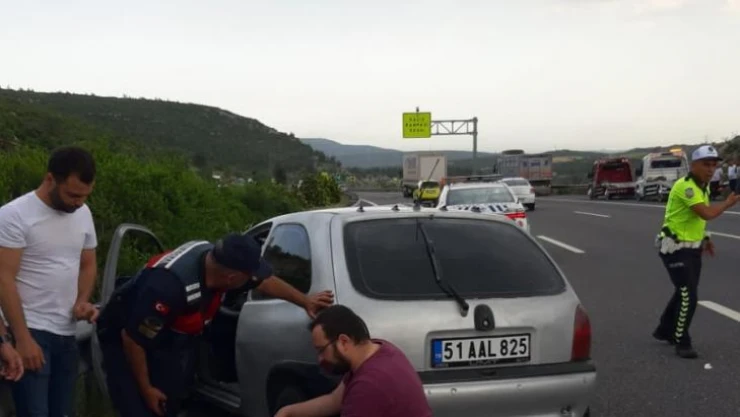 Otomobil tıra arkadan çarptı: 2 yaralı