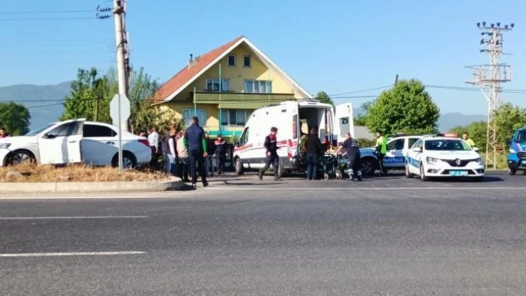 Otomobil, traktör ile çarpıştı: 1 ölü 1 yaralı