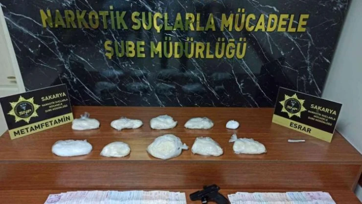 Otomobile zulalanan uyuşturucular bulundu