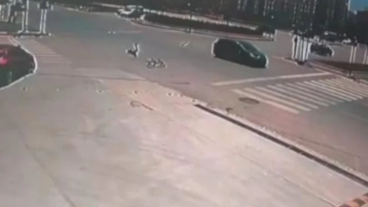 Otomobilin çarptığı bisiklet sürücüsü metrelerce sürüklendi