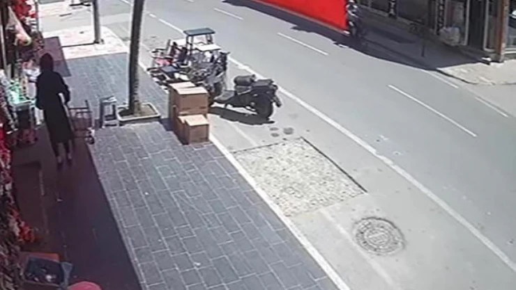 Otomobilin park halindeki araca çarpma anı güvenlik kamerasında
