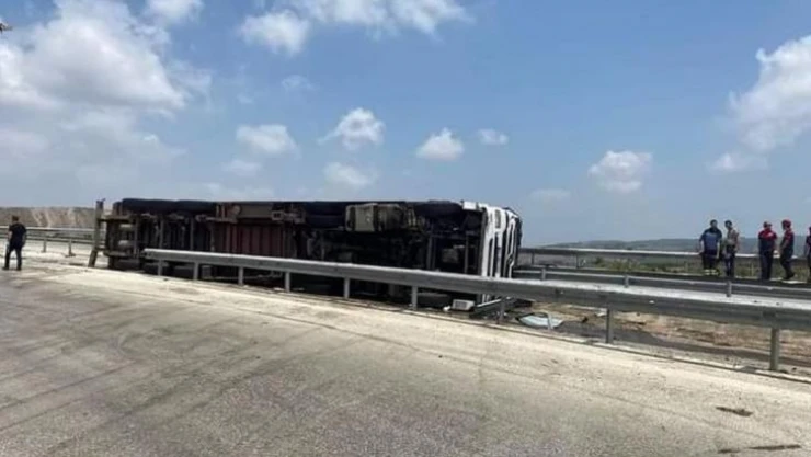 Otoyolda refüje çarpıp devrilerek yanan tırın sürücüsü öldü.