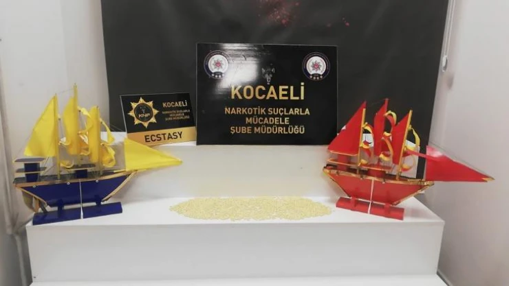 Oyuncak gemilere uyuşturucu saklayan şüphelilere polis şoku