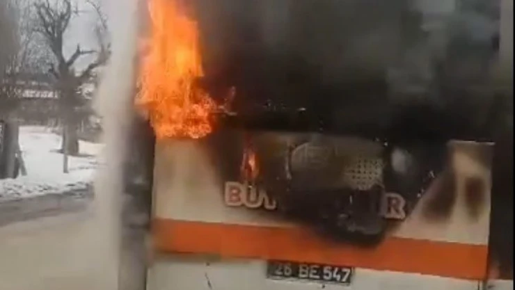 Özel halk otobüsü dakikalar içerisinde alevlere büründü