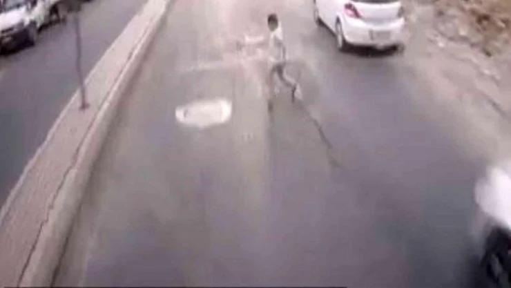 Özel halk otobüsünün çocuğa çarptığı kaza kameraya yansıdı