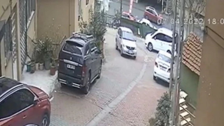 İstanbul'da dehşet anları kamerada: Freni boşalan otomobil otoparktaki araçların üzerine uçtu