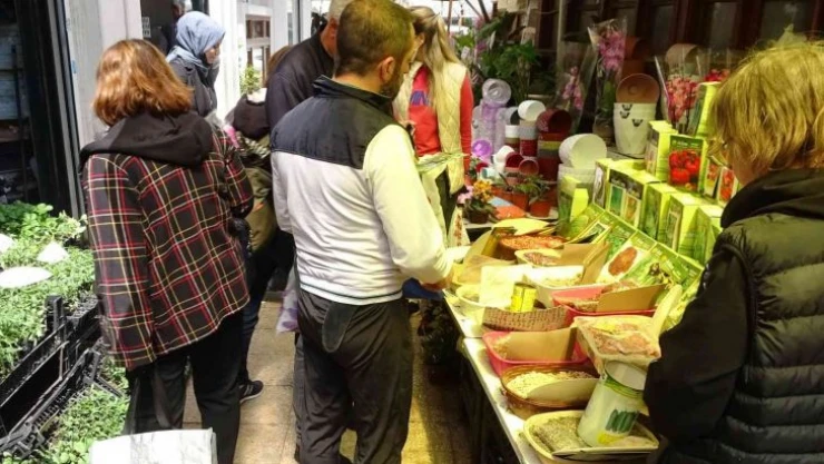 (Özel) Vatandaşlar kendi sebzesini yetiştirmek için tohumculara akın etti