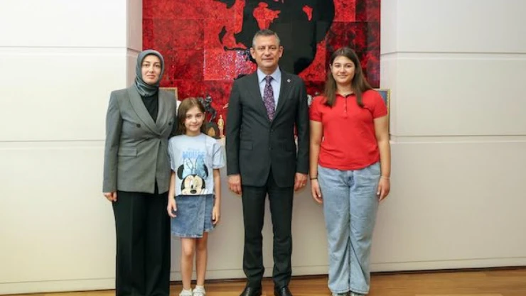 Özgür Özel, Ayşe Ateş ve kızlarını ağırladı
