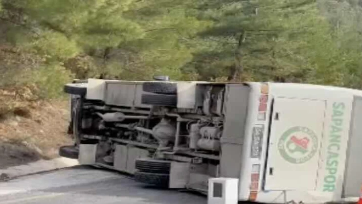 Pamukova'da öğrencileri taşıyan otobüs devrildi: 10 yaralı