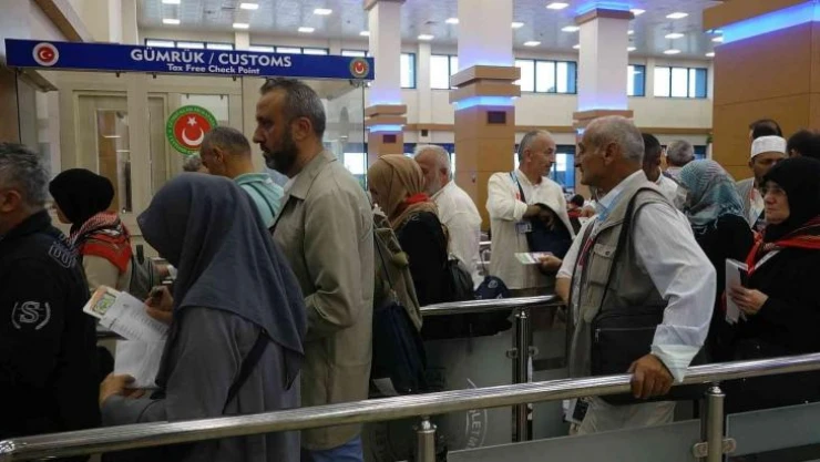 Pandemi yasaklarının ardından Trabzon'dan ilk hacı kafilesi dualarla uğurlandı