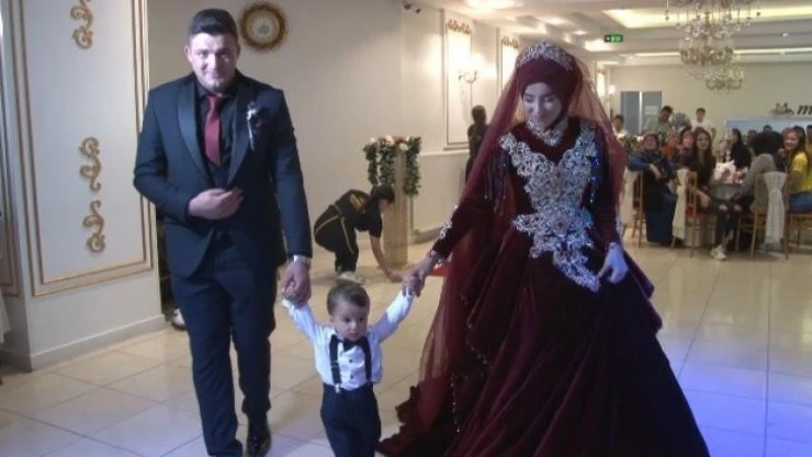 Pandemide yapamadıkları düğünü 1,5 yaşındaki çocuklarıyla yaptılar