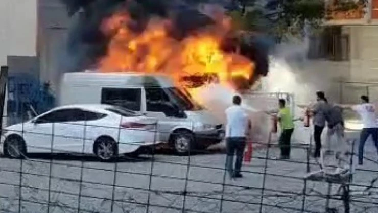 Park halindeki araç alev topuna döndü