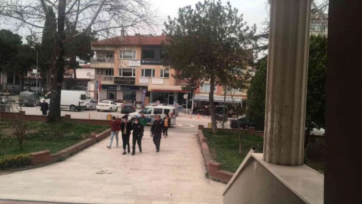 Park halindeki araçlardan hırsızlık yapan 3 kişiden 2'si tutuklandı