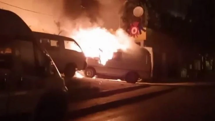 Park halindeki minibüs alev topuna döndü