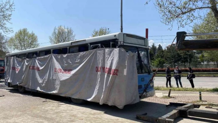 Patlamanın yaşandığı otobüs olay yerinden kaldırıldı...