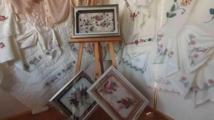 Pendik'te Halk Eğitim Merkezi kursiyerlerinin el emeği ürünleri sergileniyor