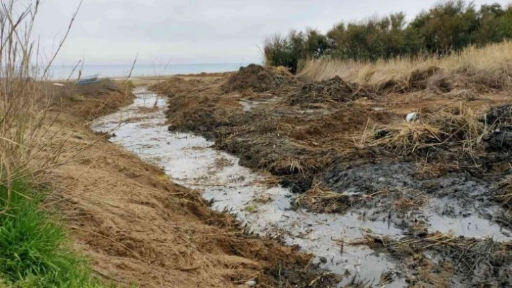 Plaj alanı açmak için dere yatağını değiştirdiler