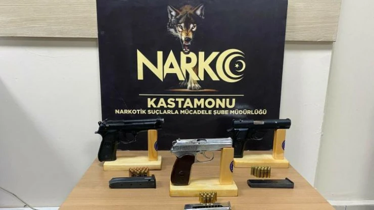 Polisin durdurduğu aracın stepne bölümünden ruhsatsız tabanca çıktı: 1 gözaltı