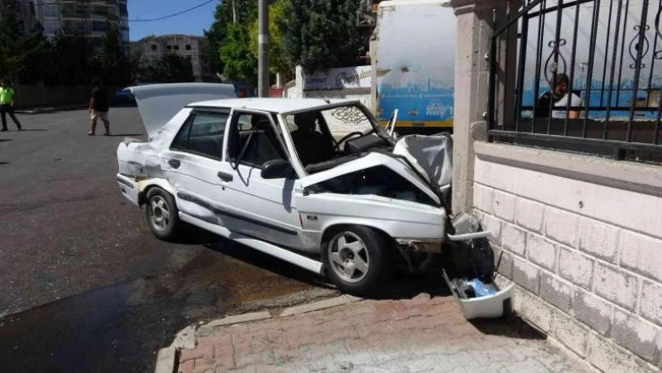 Polisten kaçan ehliyetsiz sürücü önce araca sonra bahçe duvarına çarptı