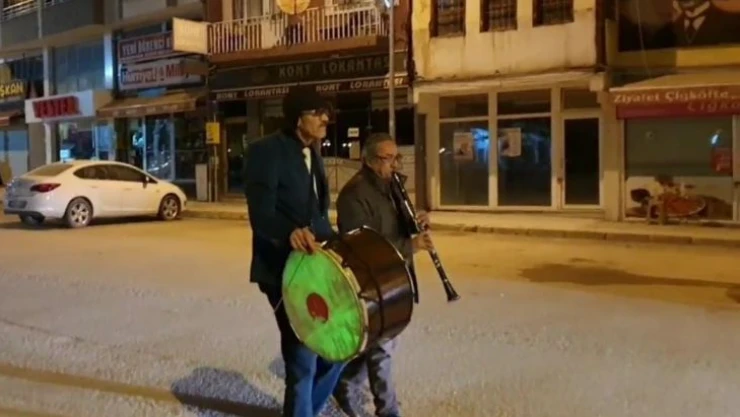 Ramazan davulcuları halkı hırsız ve dolandırıcılara karşı manilerle uyardı