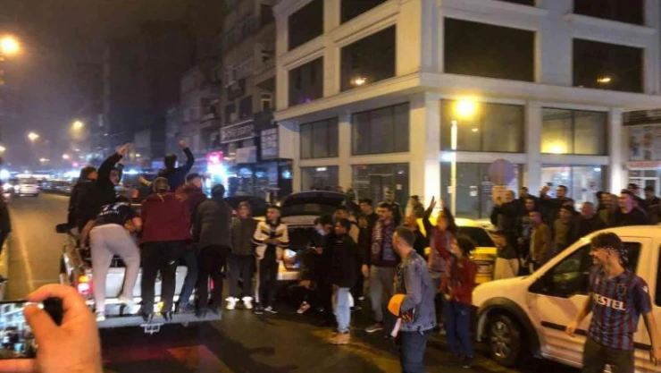 Rize'deki Trabzonsporlu taraftarlar şampiyonluğu kutladı