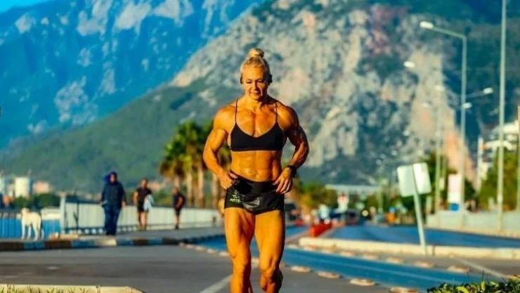Rus asıllı milli fitness sporcusu kadının başarı hikayesi görenleri hayran bıraktı