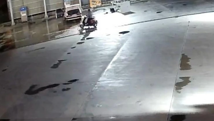 Sahibinin içinde uyuduğu araçtan cep telefonunu çalıp rahat tavırlarıyla pes dedirtti