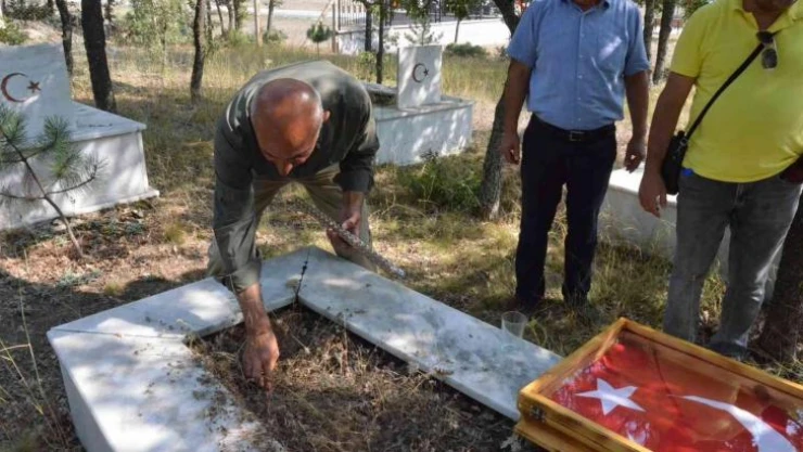 Sakarya Eskikışla Şehitliği'nden Emet Cevizdere Şehitliği'ne toprak getirildi