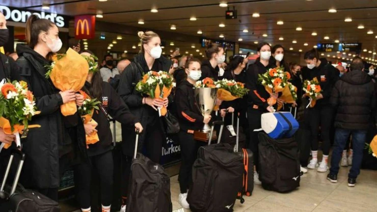 Şampiyon Eczacıbaşı Dynavit'e coşkulu karşılama