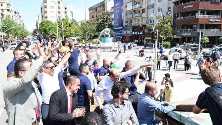 Şampiyon Manisa Büyükşehir Belediyespor Basketbol Takımı, şehir turunda taraftarıyla buluştu