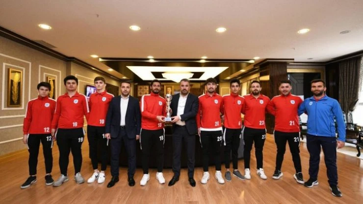 Şampiyonlardan Başkan Ertuğrul Çetin'e ziyaret