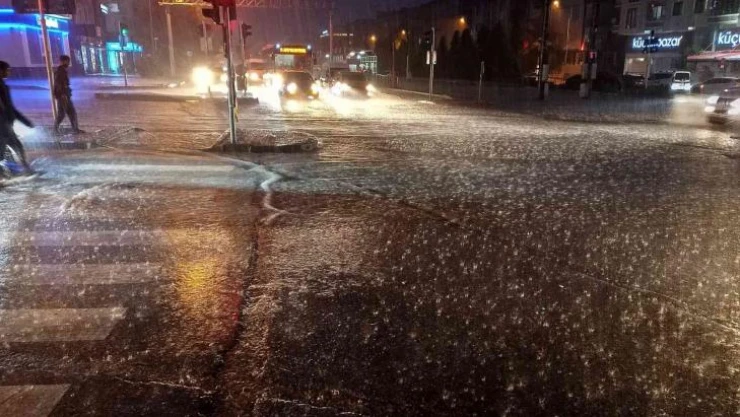 Samsun'da bulvarlar dere gibi aktı, caddeler göle döndü